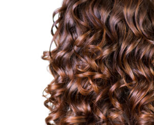 Dauerwelle und gefärbtes Haar – Geht das eigentlich?