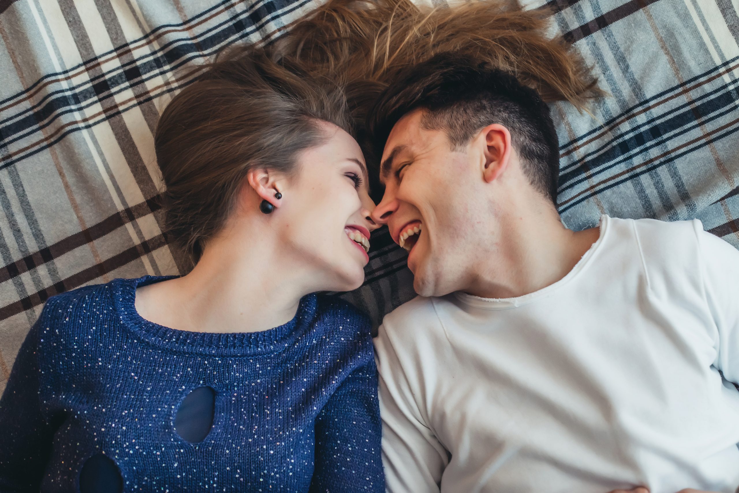 Pärchen liegt glücklich im Bett