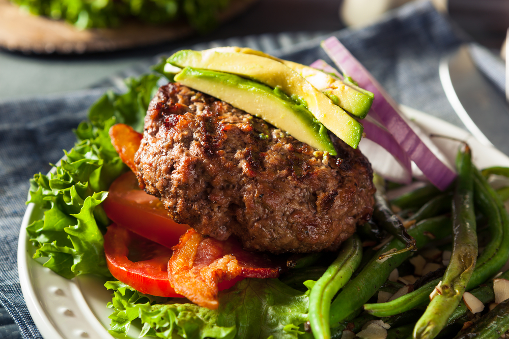 Fresh,Grilled,Paleo,Hamburger,With,Veggies,And,Bacon