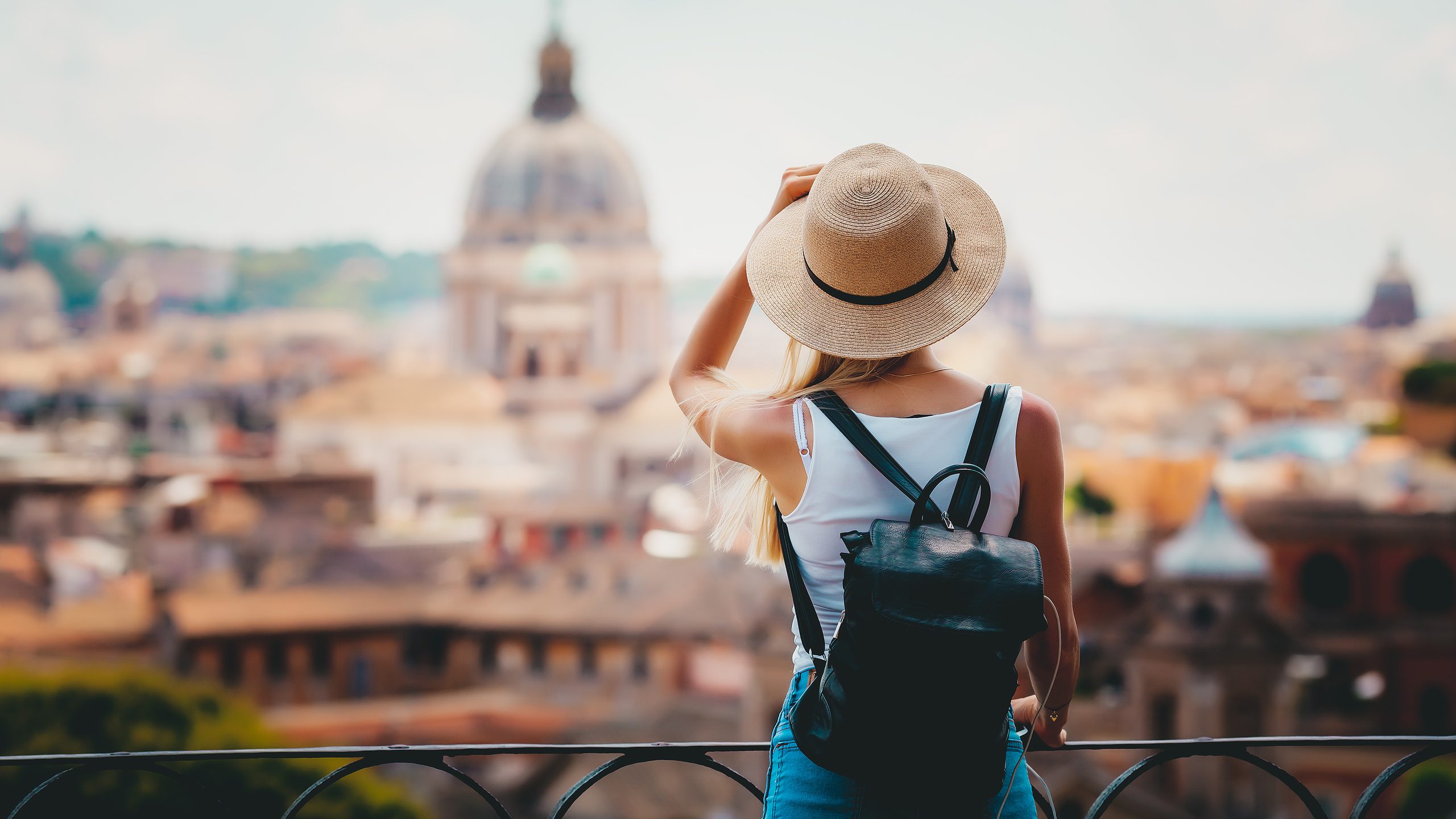 Rom Europe Italia Reisen Sommertourismus Urlaub Urlaub Hintergrund - junges lächelndes Mädchen mit Handykamera und Karte in der Hand auf dem Hügel Blick auf die Kathedrale Vatikan