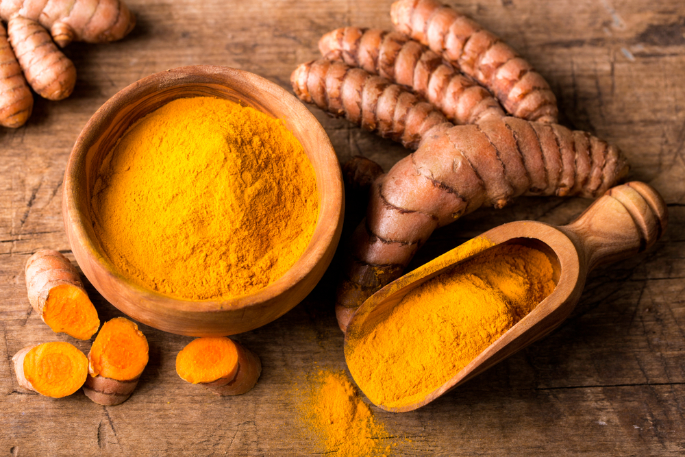 Turmeric,Powder,And,Fresh,Roots