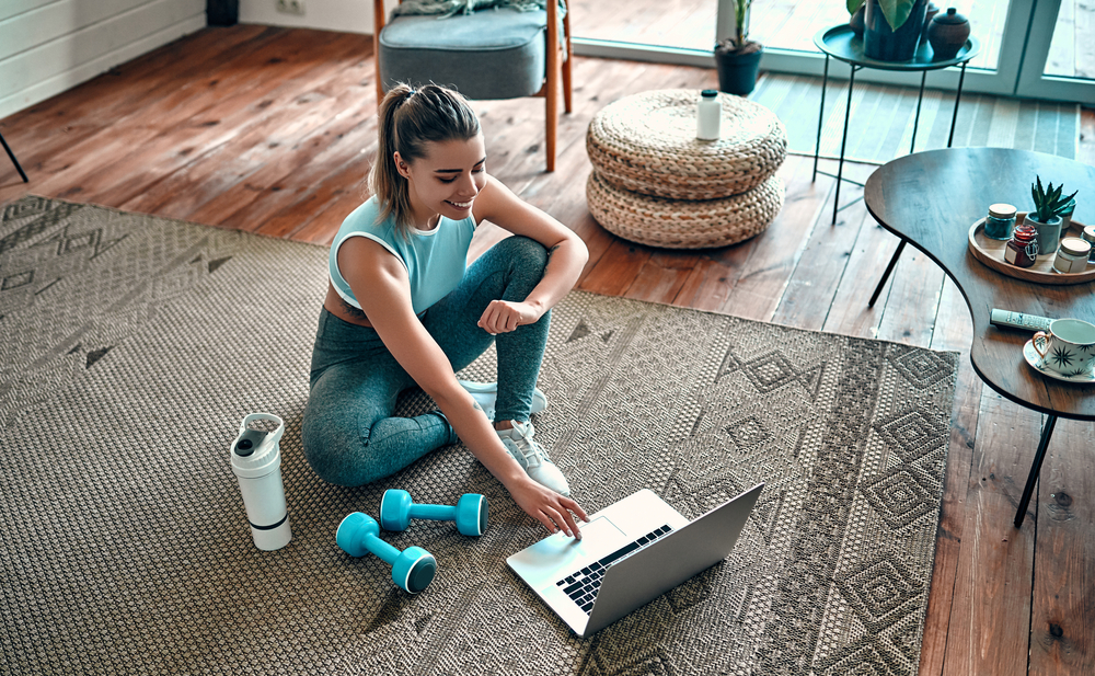 A,Sporty,Woman,In,Sportswear,Is,Sitting,On,The,Floor