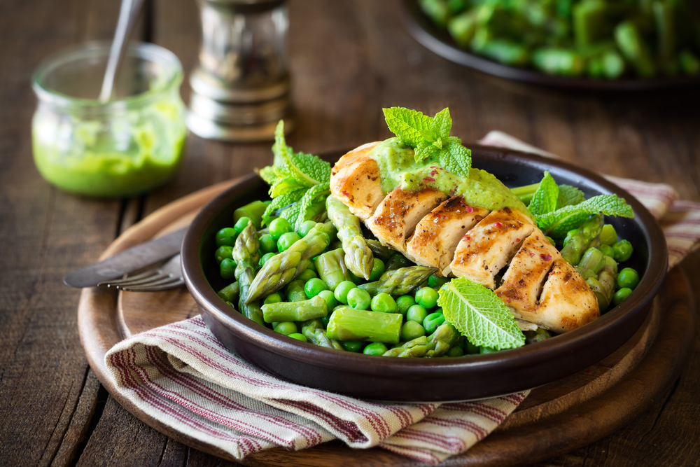 Grilled,Chicken,Breast,Garnished,With,Green,Peas,,Asparagus,Stalks,And