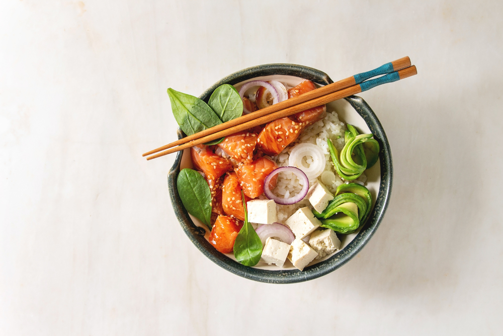 Poke,Bowl,With,Soy,Sauce,Marinated,Salmon,,Rice,,Avocado,And