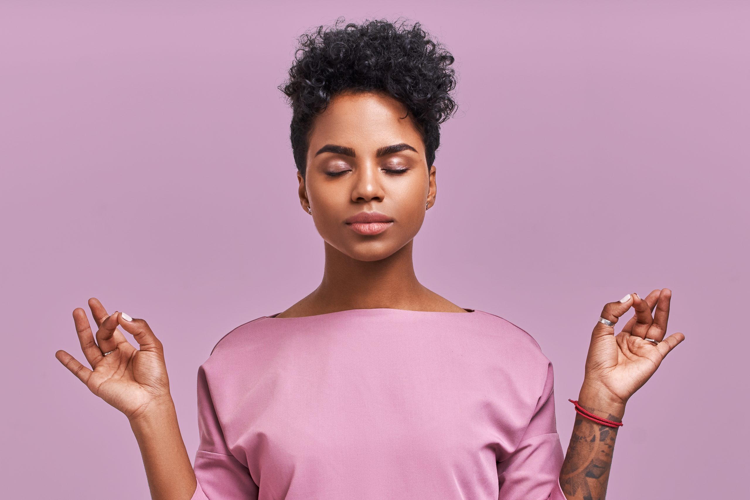 Ruhige Frau, die meditiert, kein stressfreies Relief bei der Arbeit Konzept, gedankliche friedliche junge Geschäftsfrau oder Student, die Atem-Yoga-Übungen einzeln auf Lavendelhintergrund praktizieren