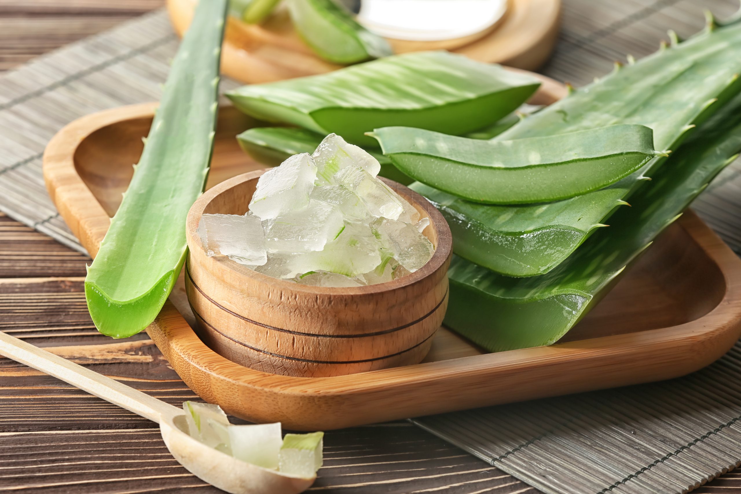 Schale mit Aloe Vera auf Holzbrett