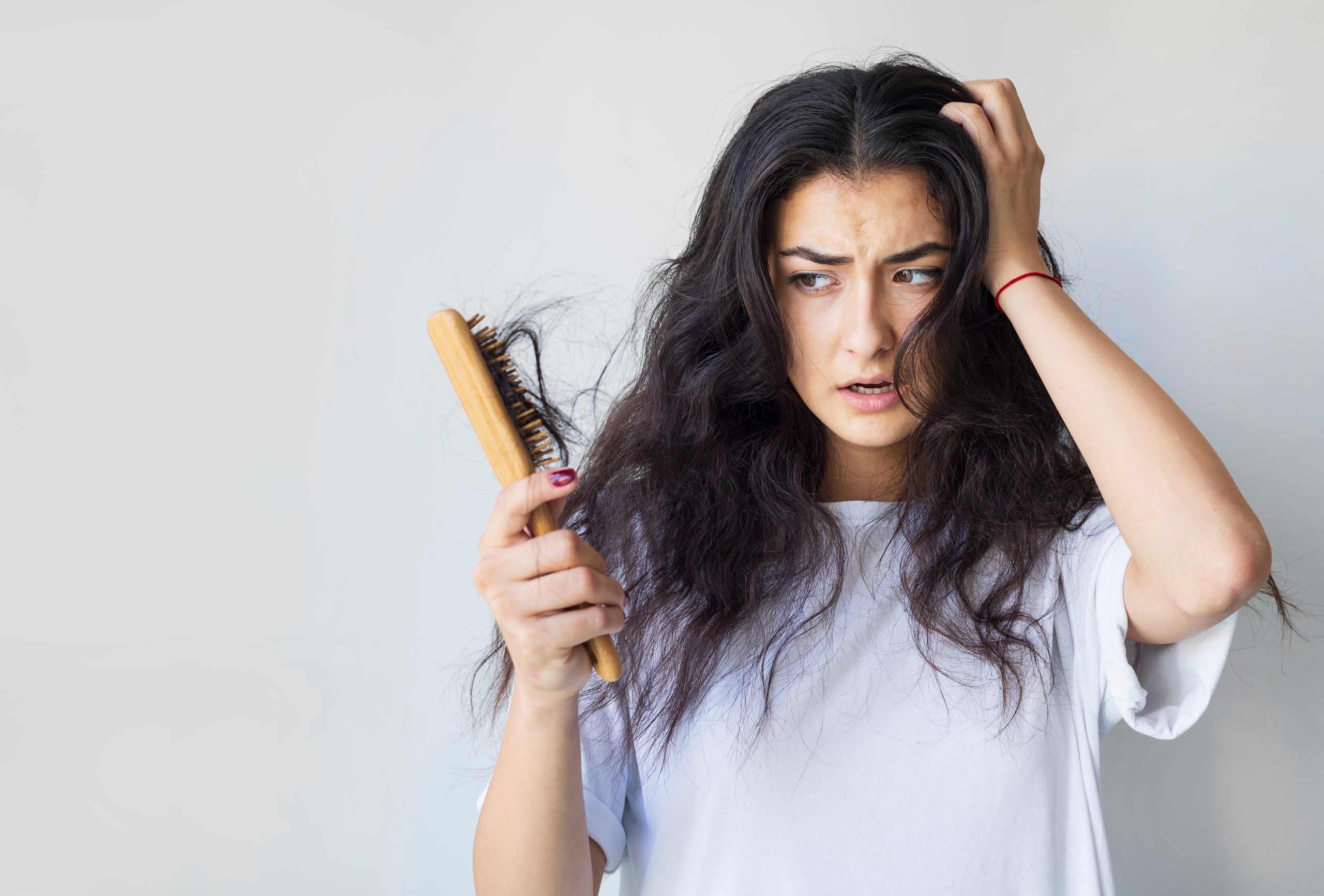 Frauen haben beschädigtes und zerbrochenes Haar, Haarausfall, trockenes Problemkonzept.