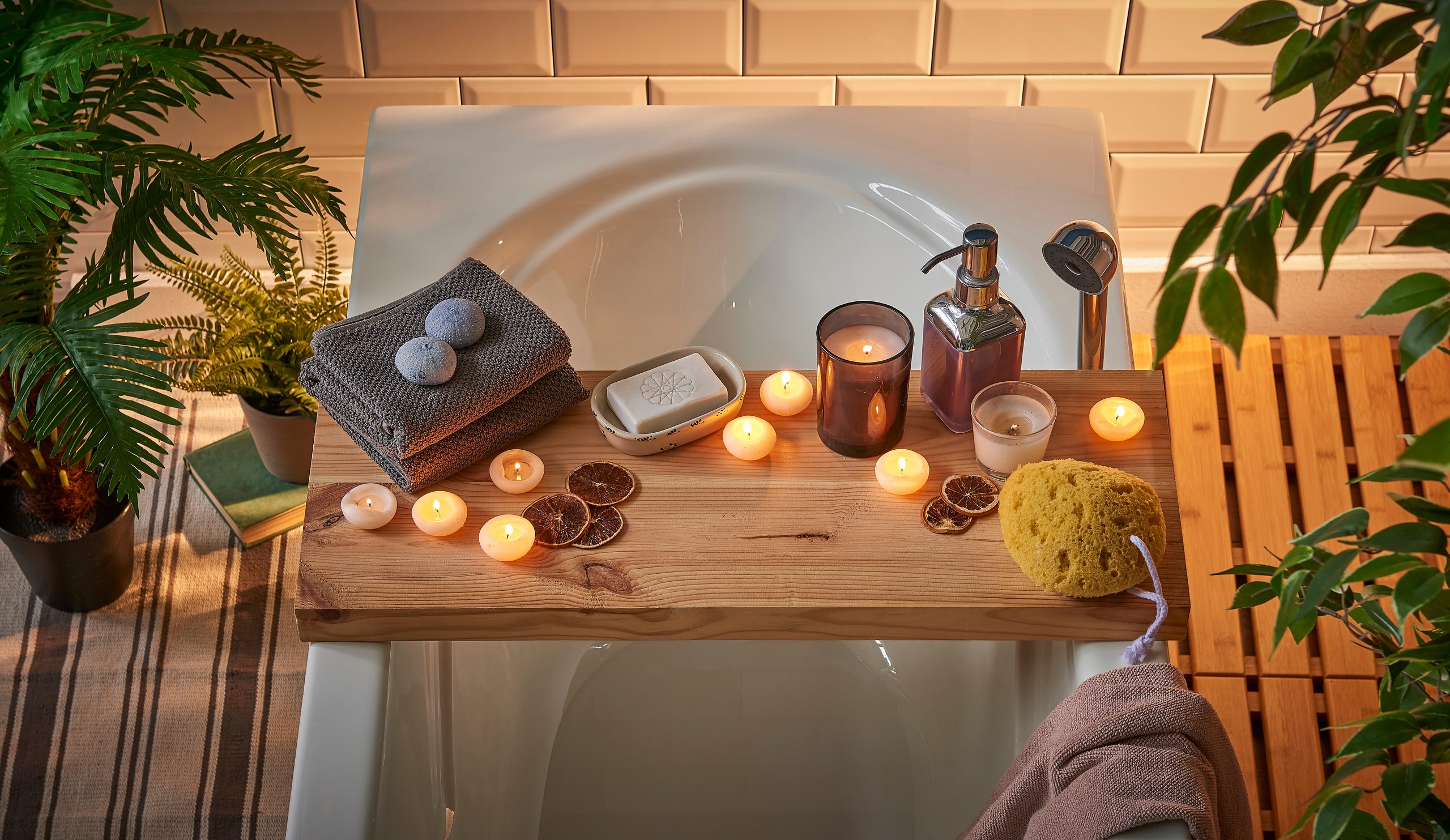 Die Badewanne aus Holz, eine Vase mit pflanzlichem Handtuch bürstet alle Arten von Spa-Objekt. Modernes Wellnesscenter.