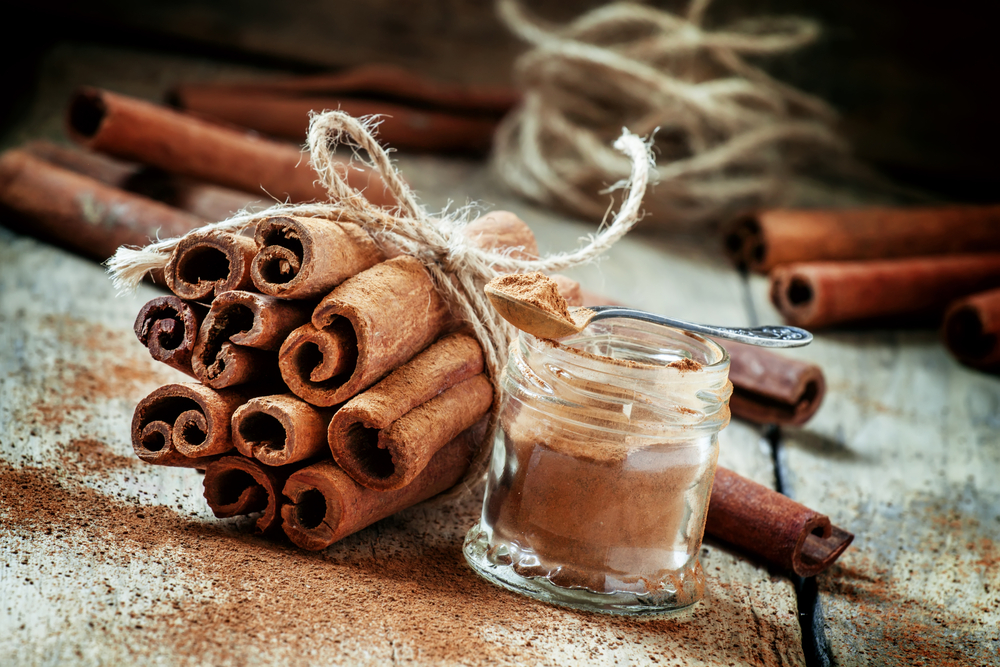 Ground,Cinnamon,,Cinnamon,Sticks,,Tied,With,Jute,Rope,On,Old