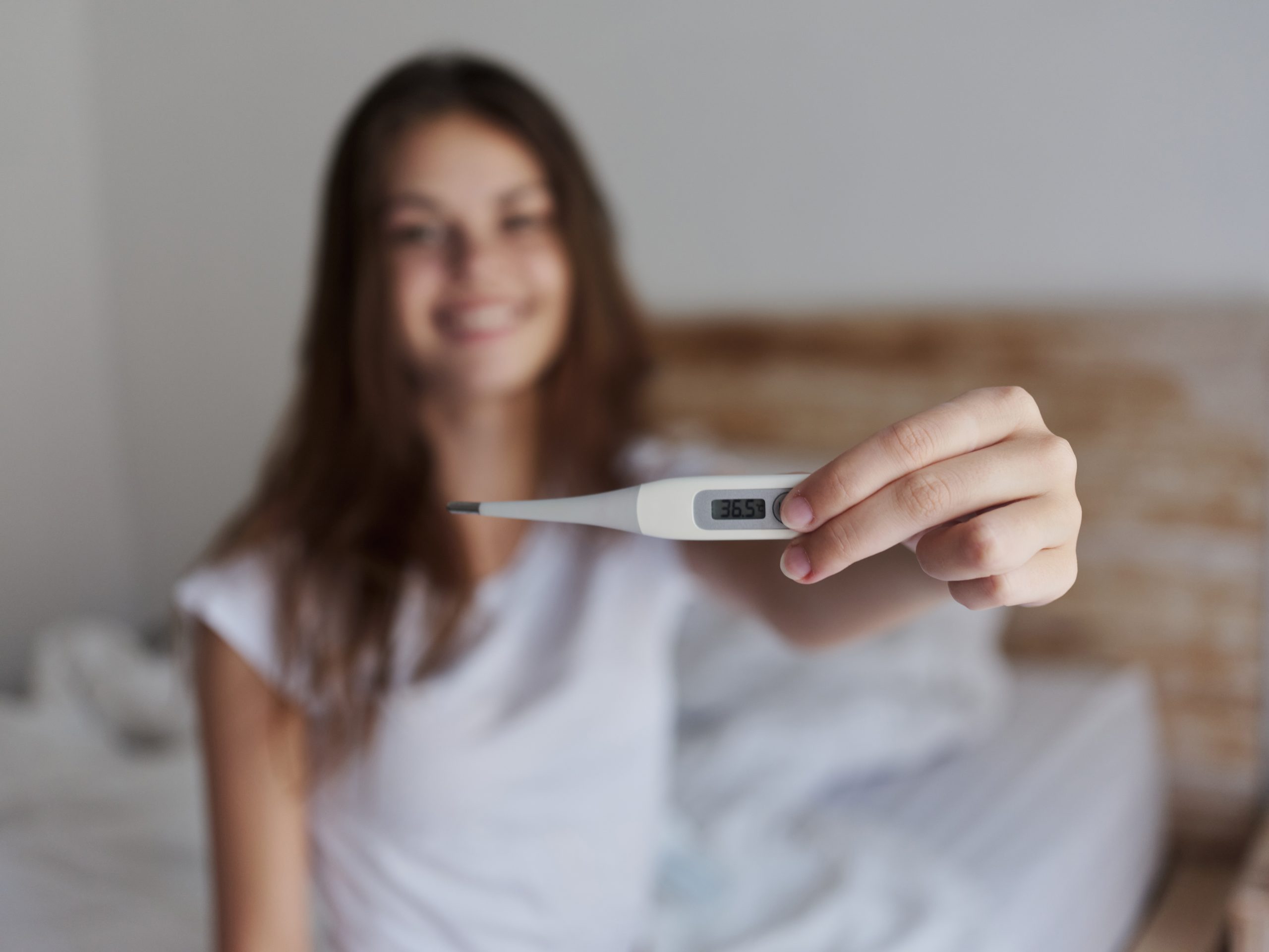 Frau mit Thermometer.