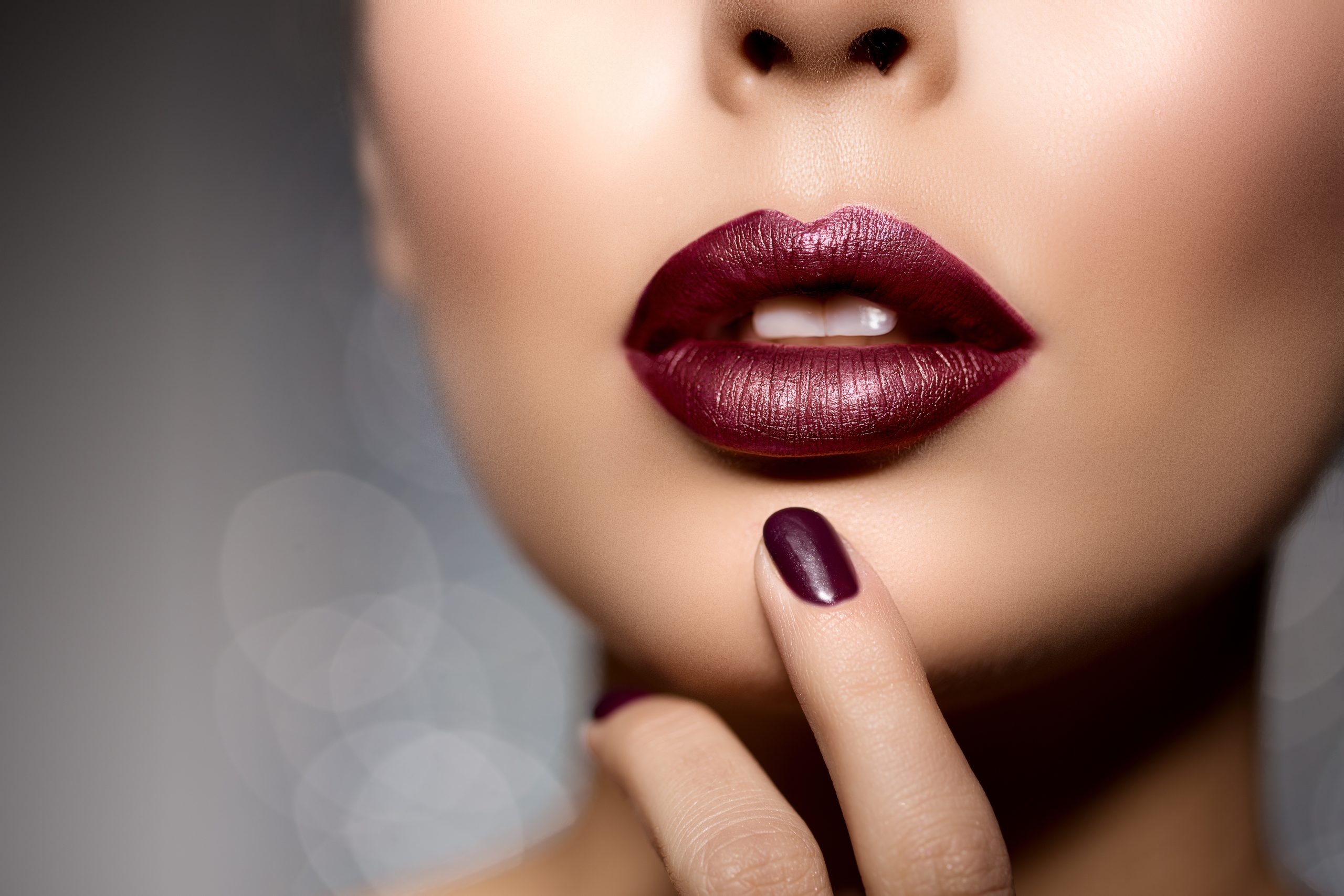 Rote Frau Lippen, Nahaufnahme. Schönes Modellmädchen mit Lippenstift, Maniküre mit Nagellack Treatment