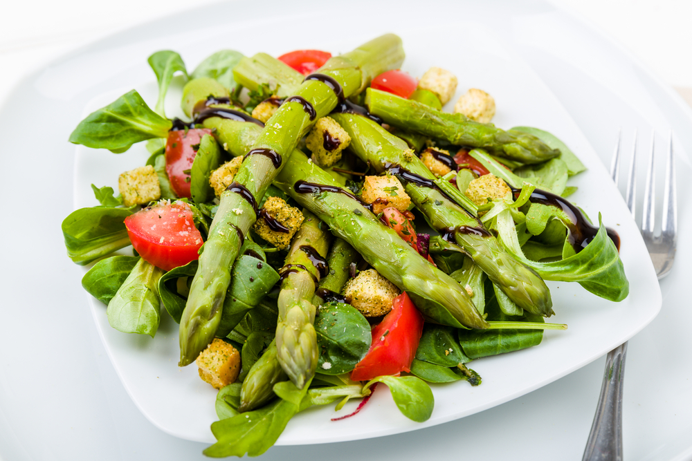 Asparagus,Salad,With,Balsamic,Vinegar,,Croutons,And,Fresh,Tomatoes
