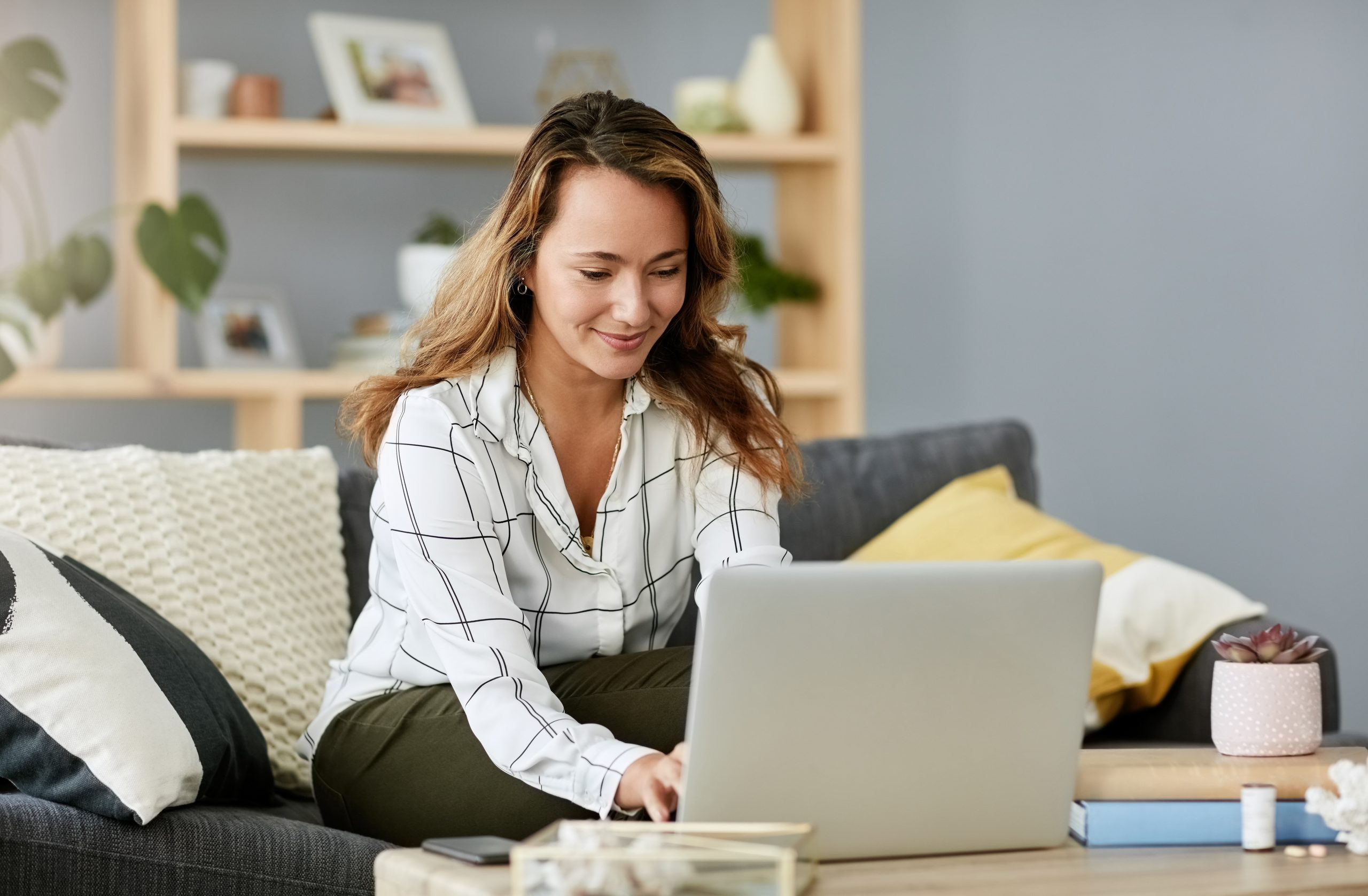 Nichts schlägt vor, von zu Hause aus zu arbeiten. Aufnahme einer attraktiven Geschäftsfrau, die zu Hause an ihrem Laptop arbeitet.