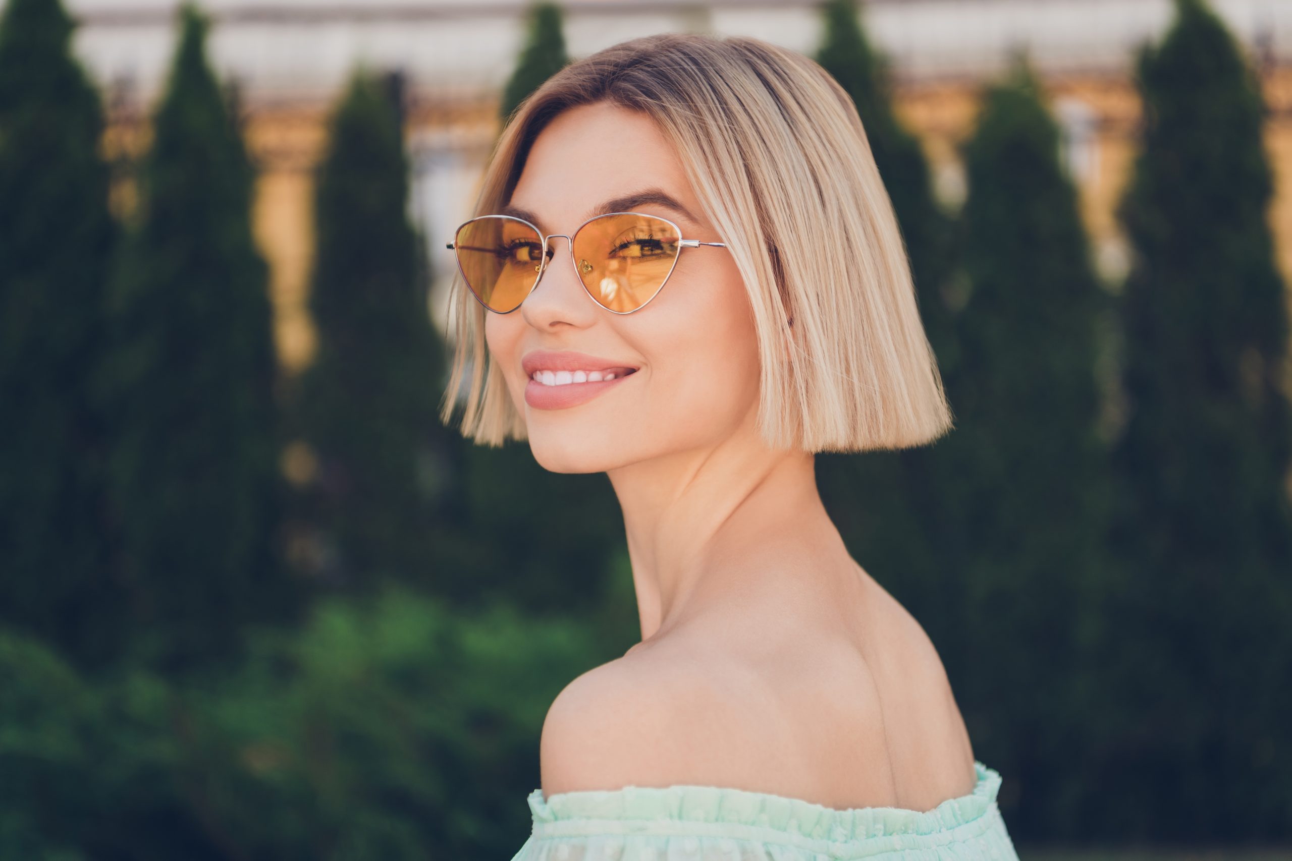 Profilseitenfoto von jungen attraktiven Mädchen glückliches positives Lächeln tragen sunglass Sommer Natur im Freien