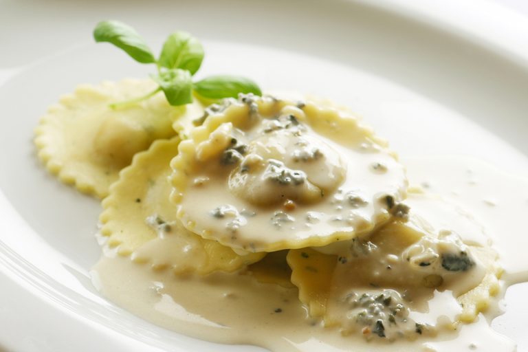Rezept: Ravioli mit Gorgonzola-Nuss-Füllung
