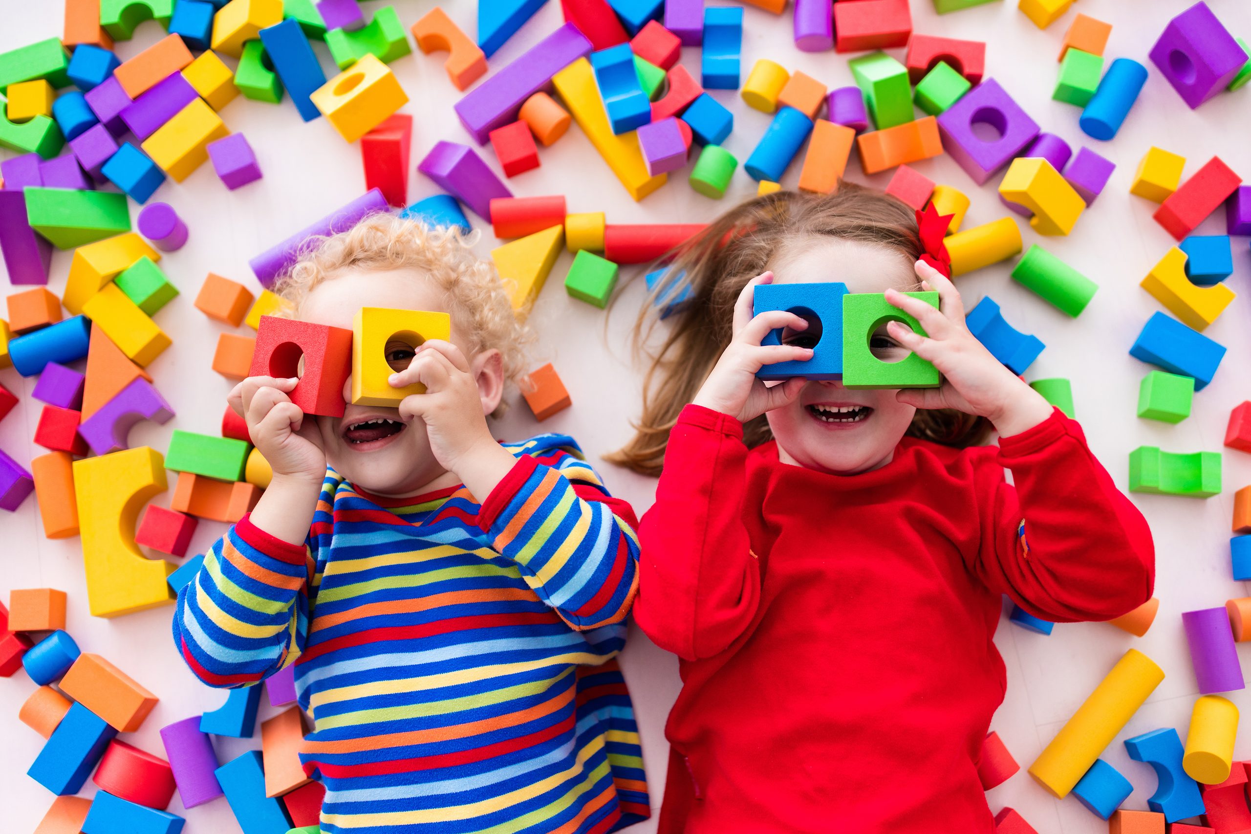 Zwei Kinder mit Bauklötzen