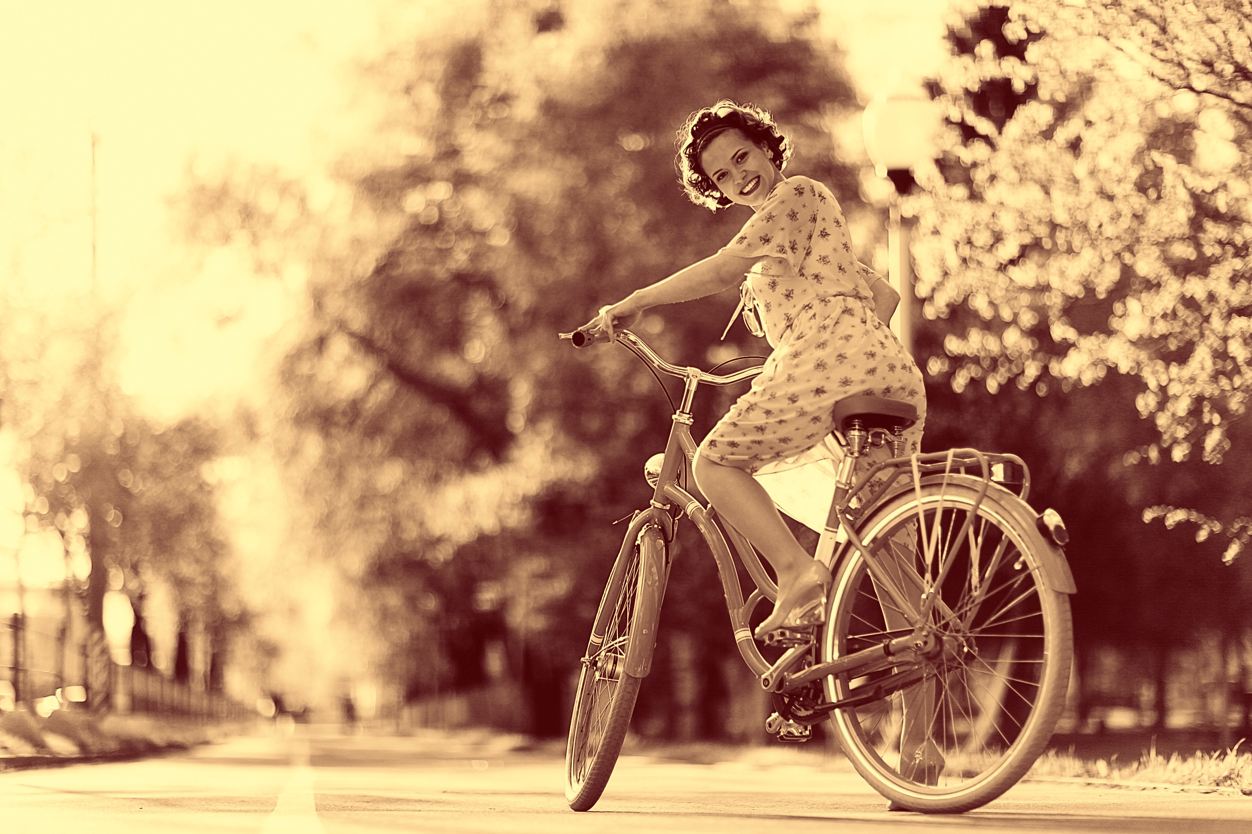 Retro-Bild aus den 1950ern mit Frau auf Fahrrad.