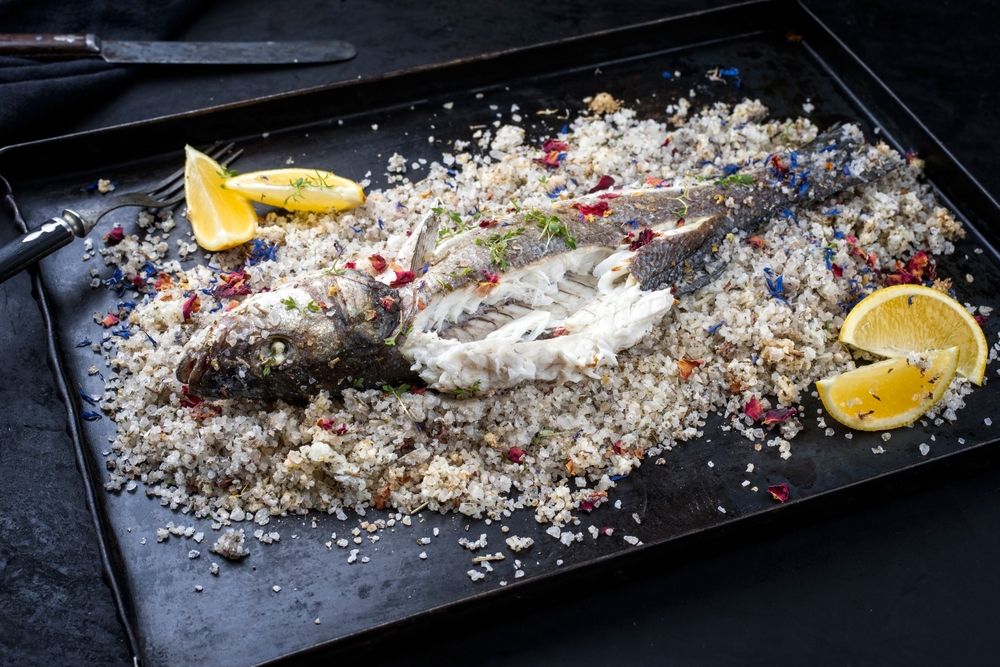 Loup De Mer Im Salzteig Gebacken Mit Mango Zuckerschotenchutney Und ...
