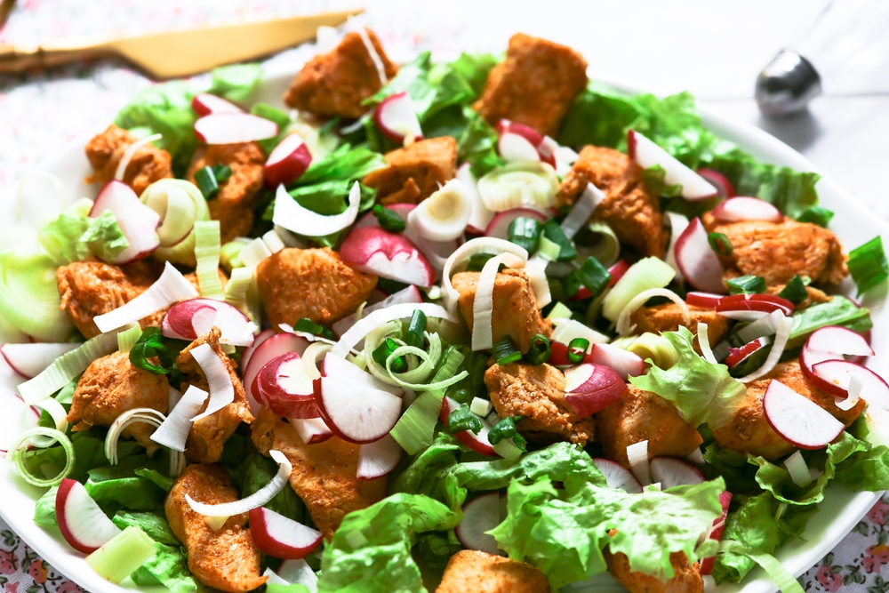 Salat-Rezept mit Radieschen und Huhn: Leichte Frühlings-Küche