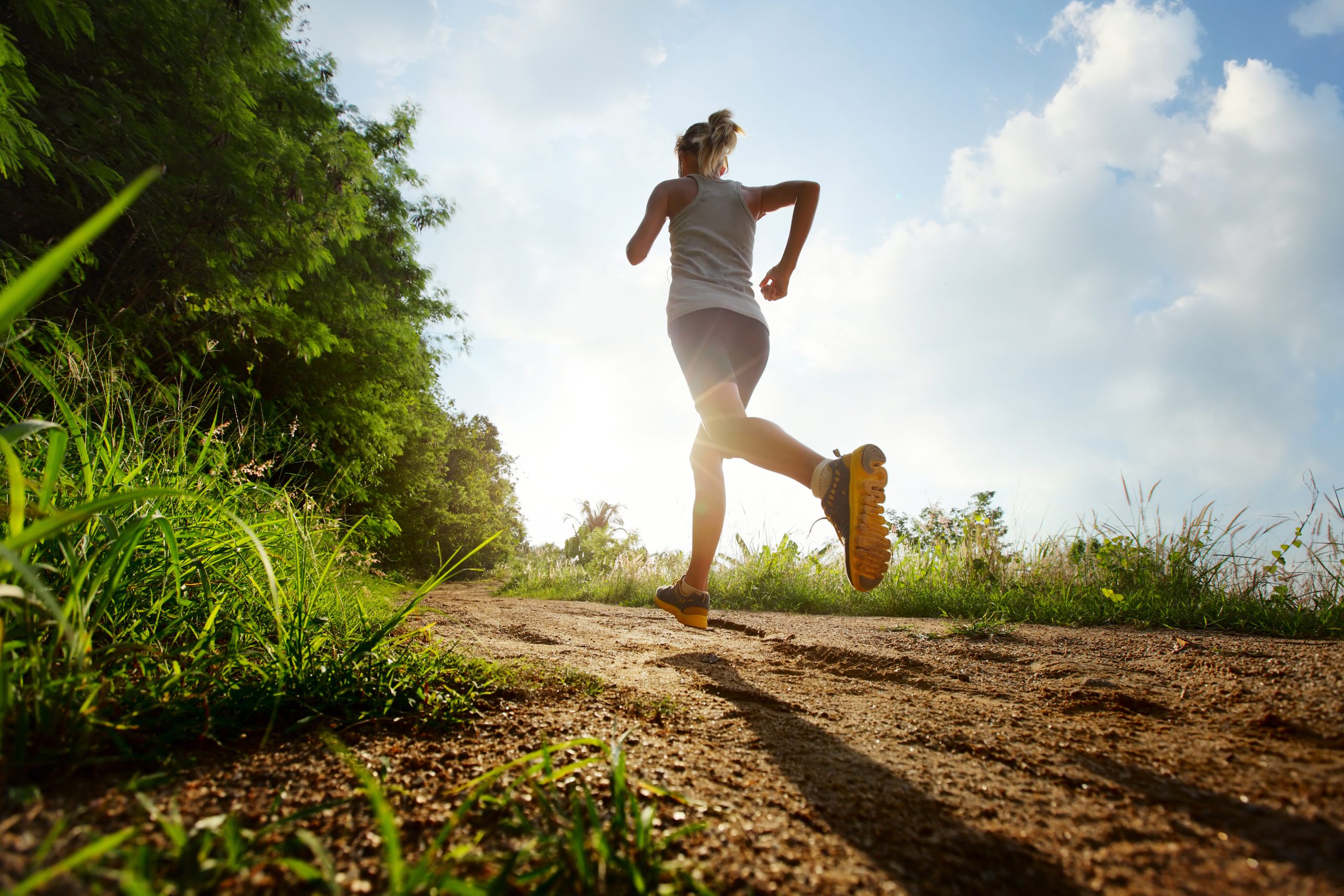 Frau geht joggen.