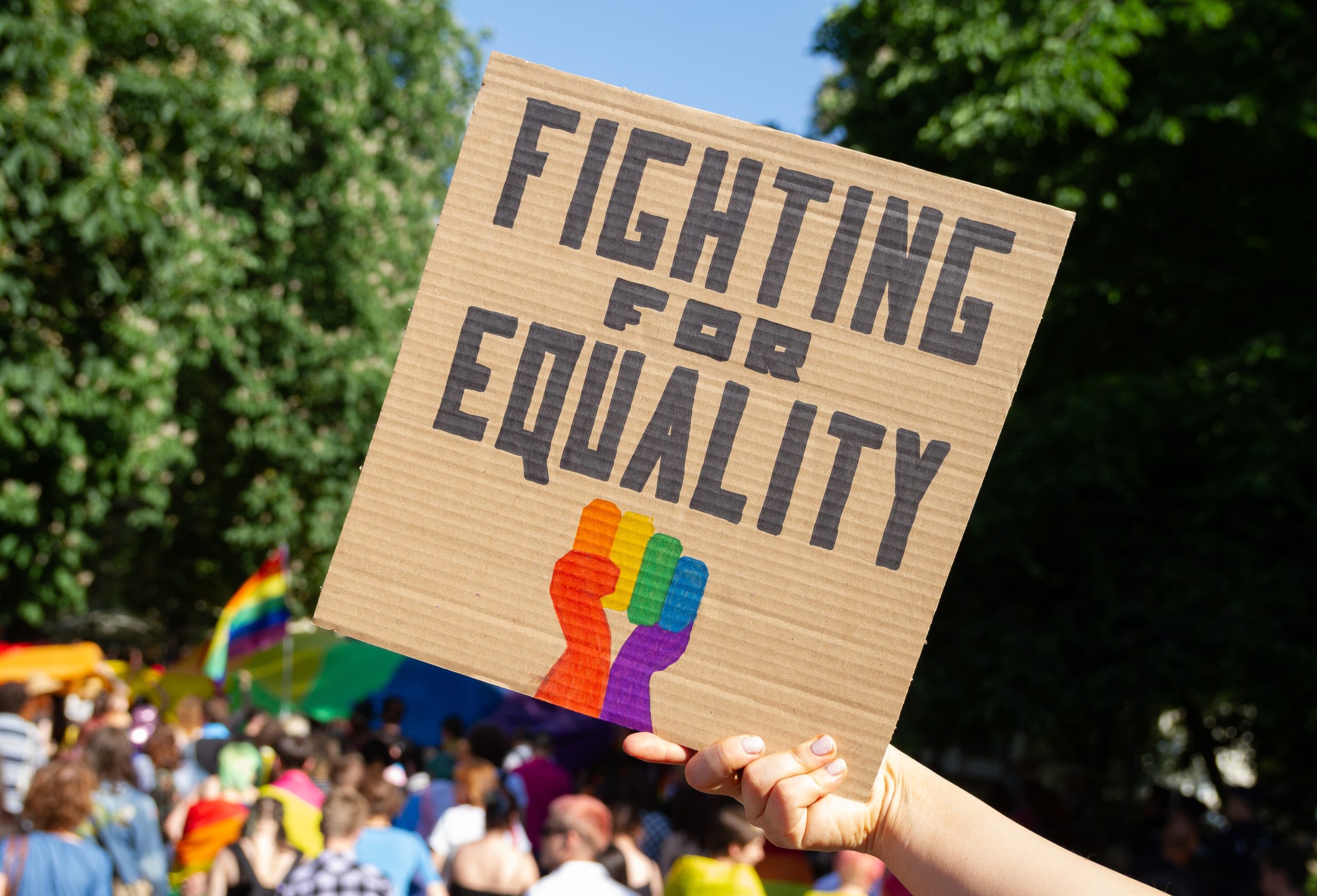 Schild mit "fighting for Equality".