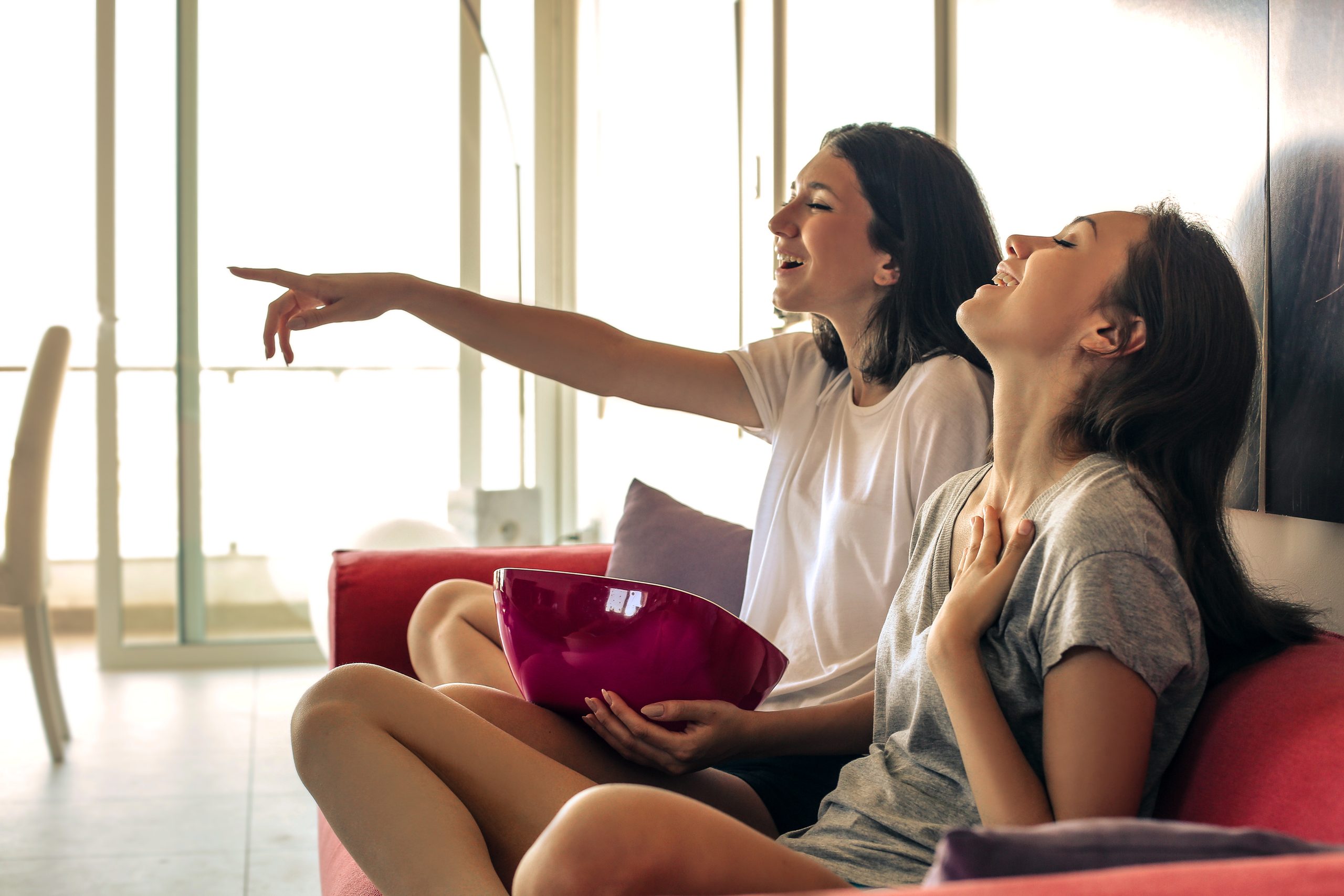 Frauen schauen TV