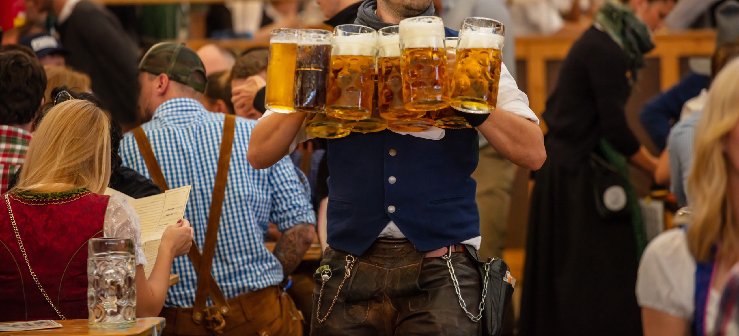 Oktoberfest, München, Deutschland. Kellner mit traditionellem Kostüm für Bier, Nahaufnahme