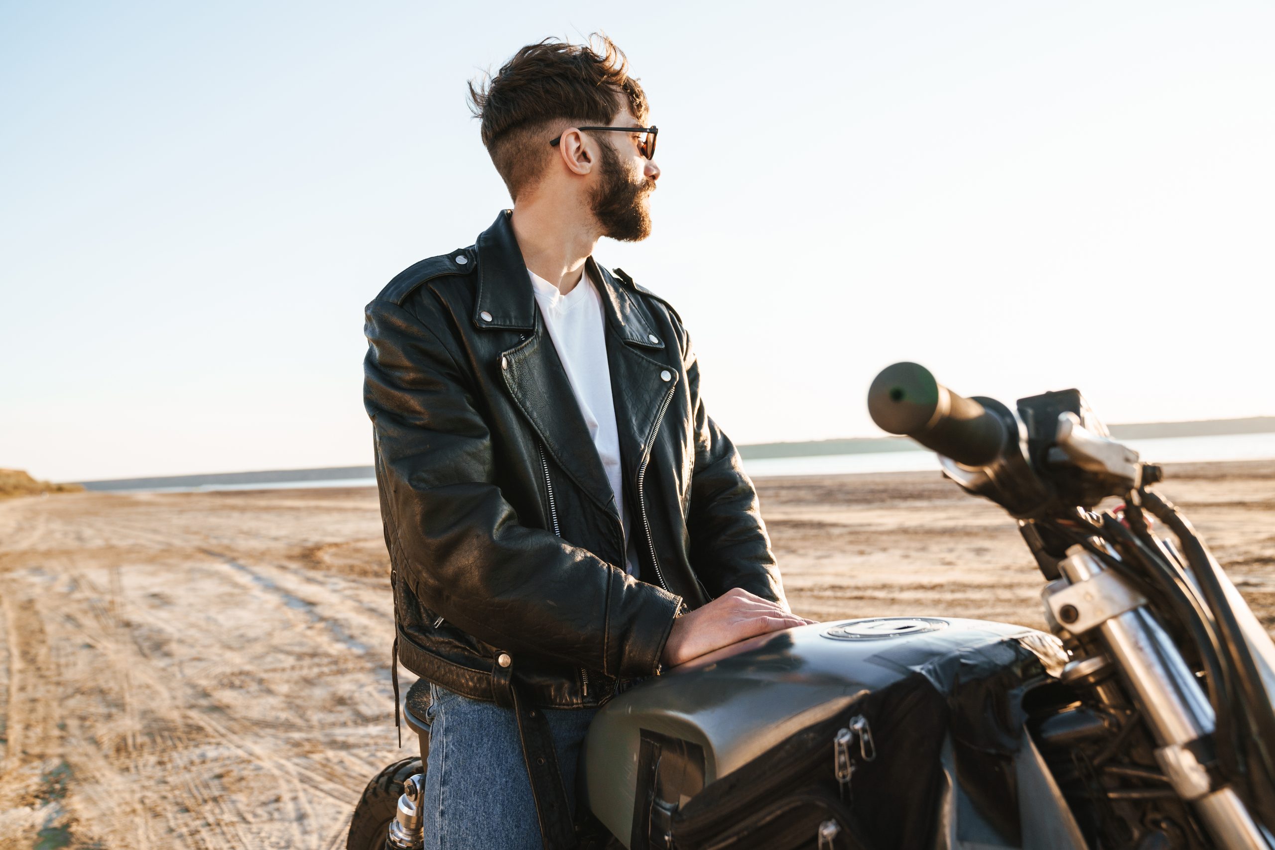 Bad Boy mit Lederjacke auf Motorrad