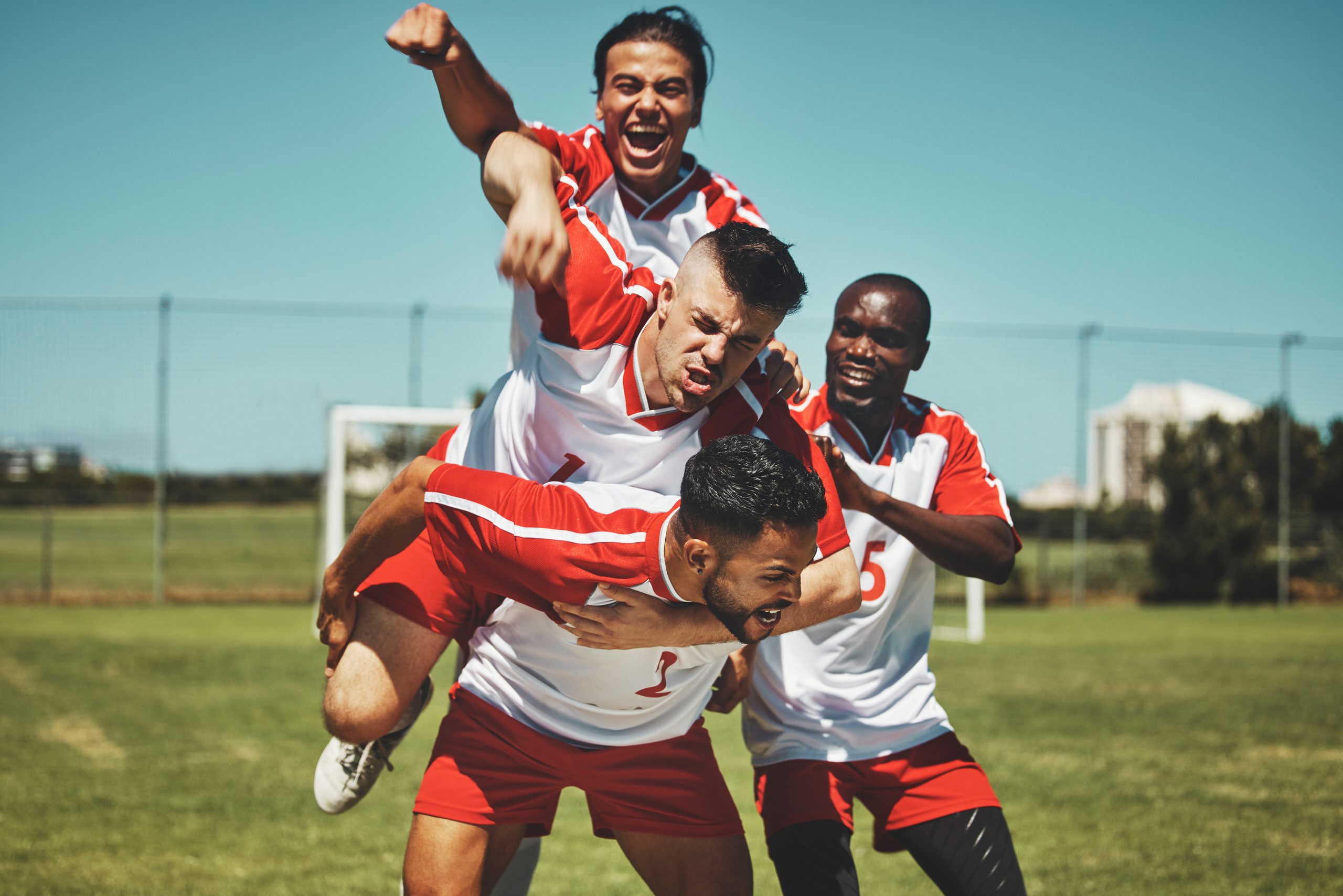 Mann Fußball spielen