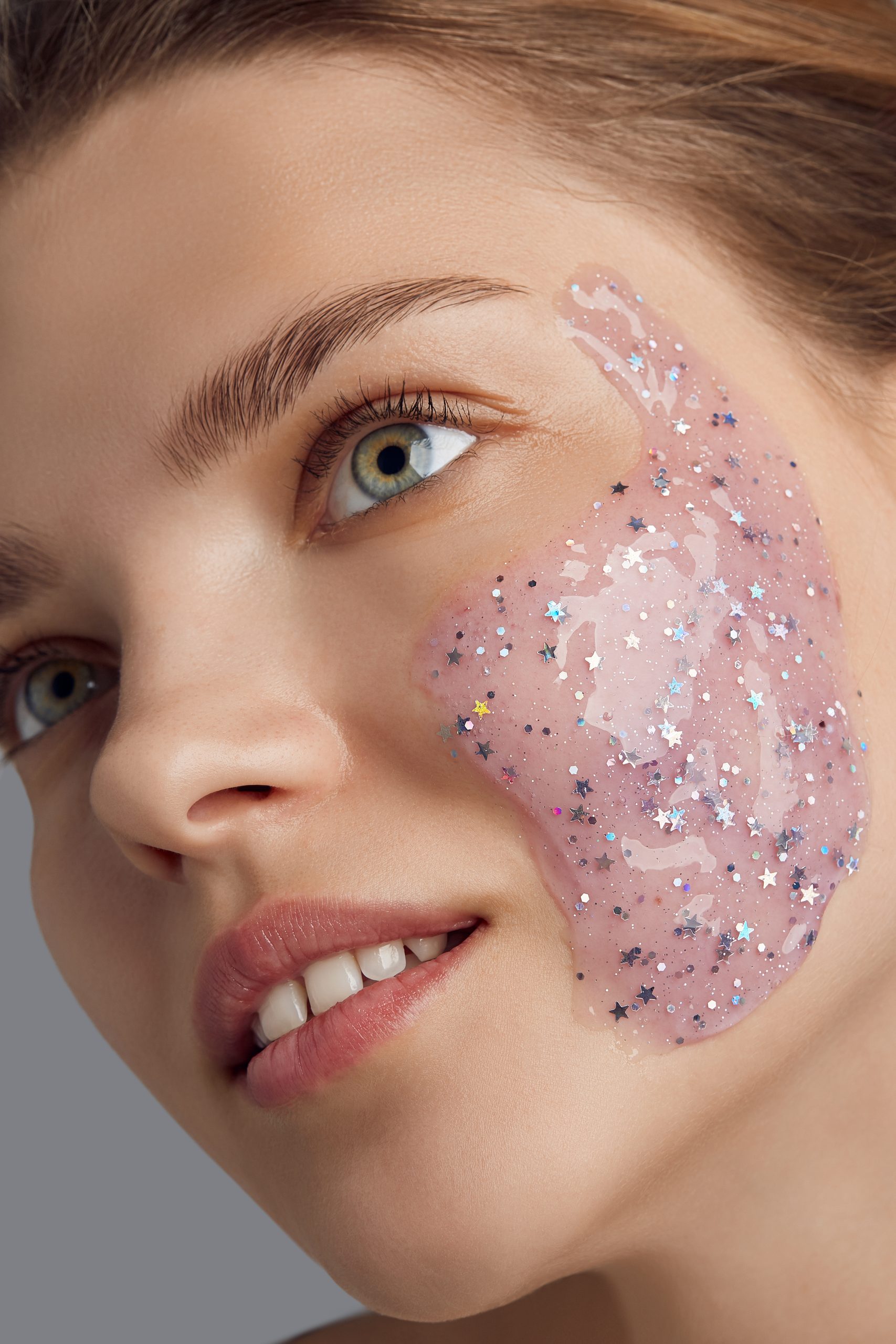 Frau mit Jelly Beauty Glitzer Maske