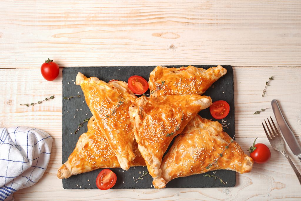 Party-Snacks: Blätterteig-Tarte mit Feta und rotem Pesto