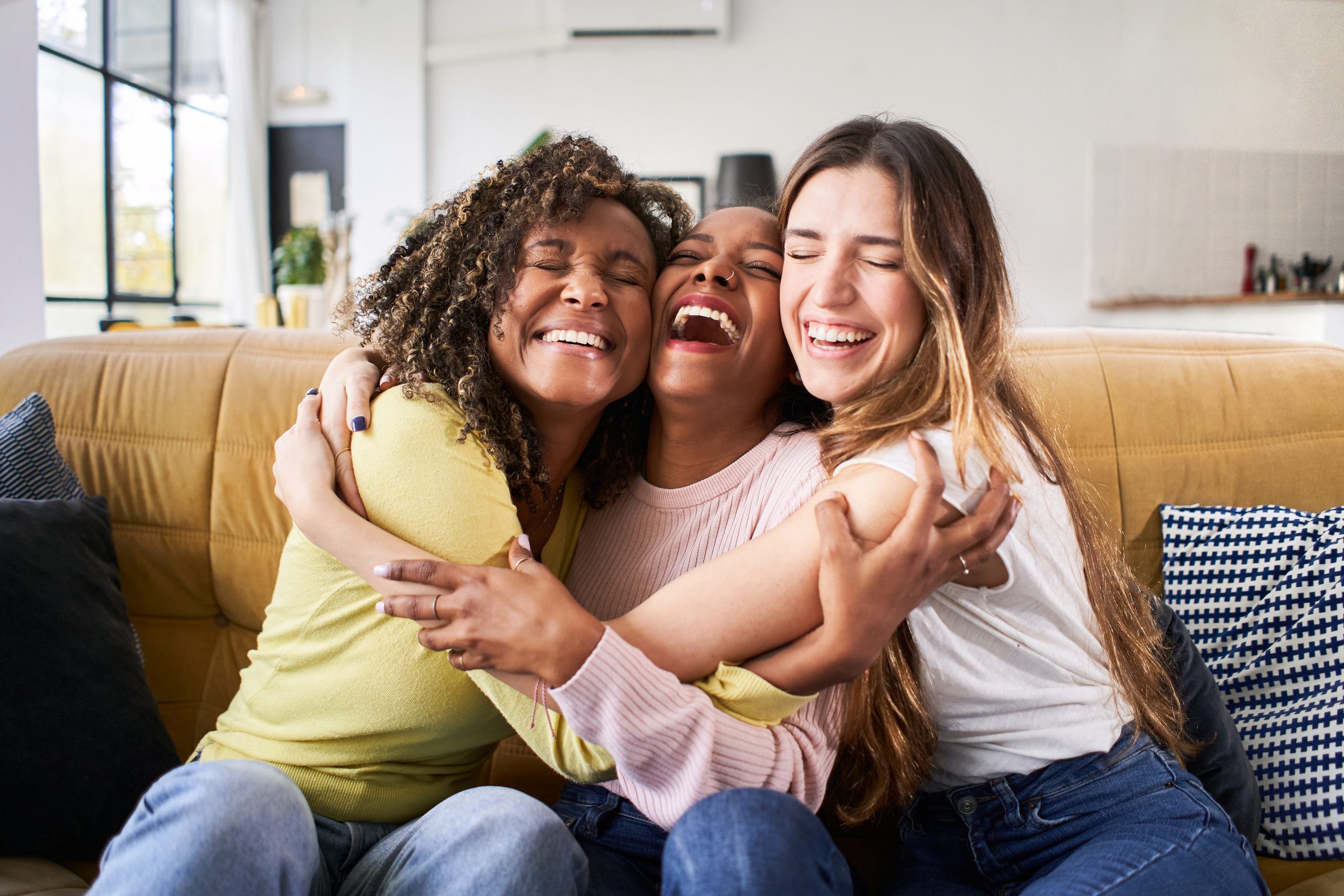 Drei Frauen umarmen sich