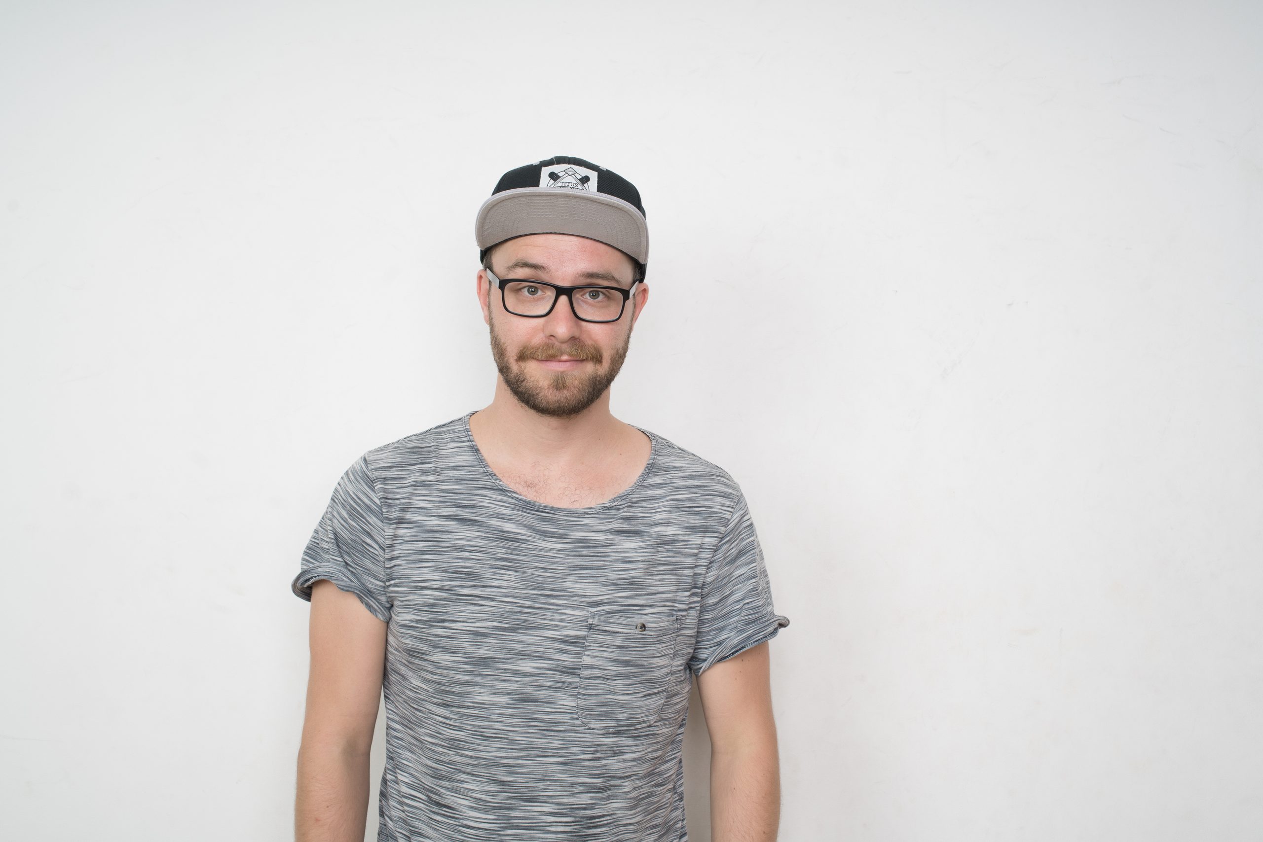 Mark Forster vor weißem Hintergrund