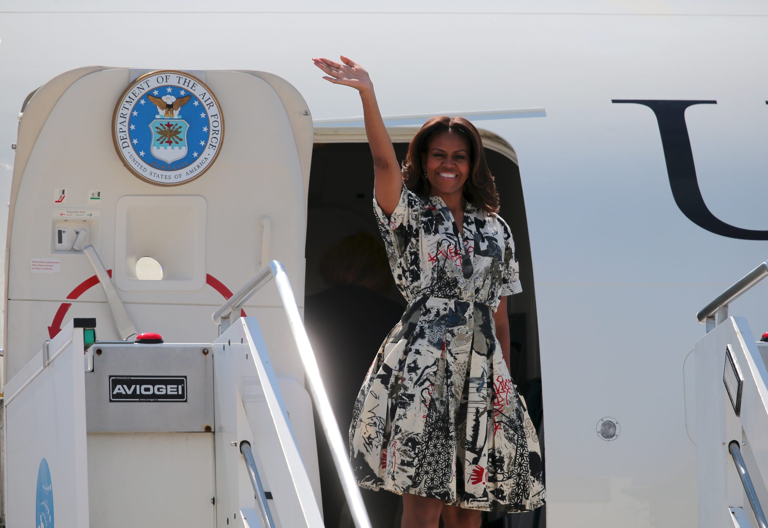 Michelle Obama steigt aus dem Flugzeug