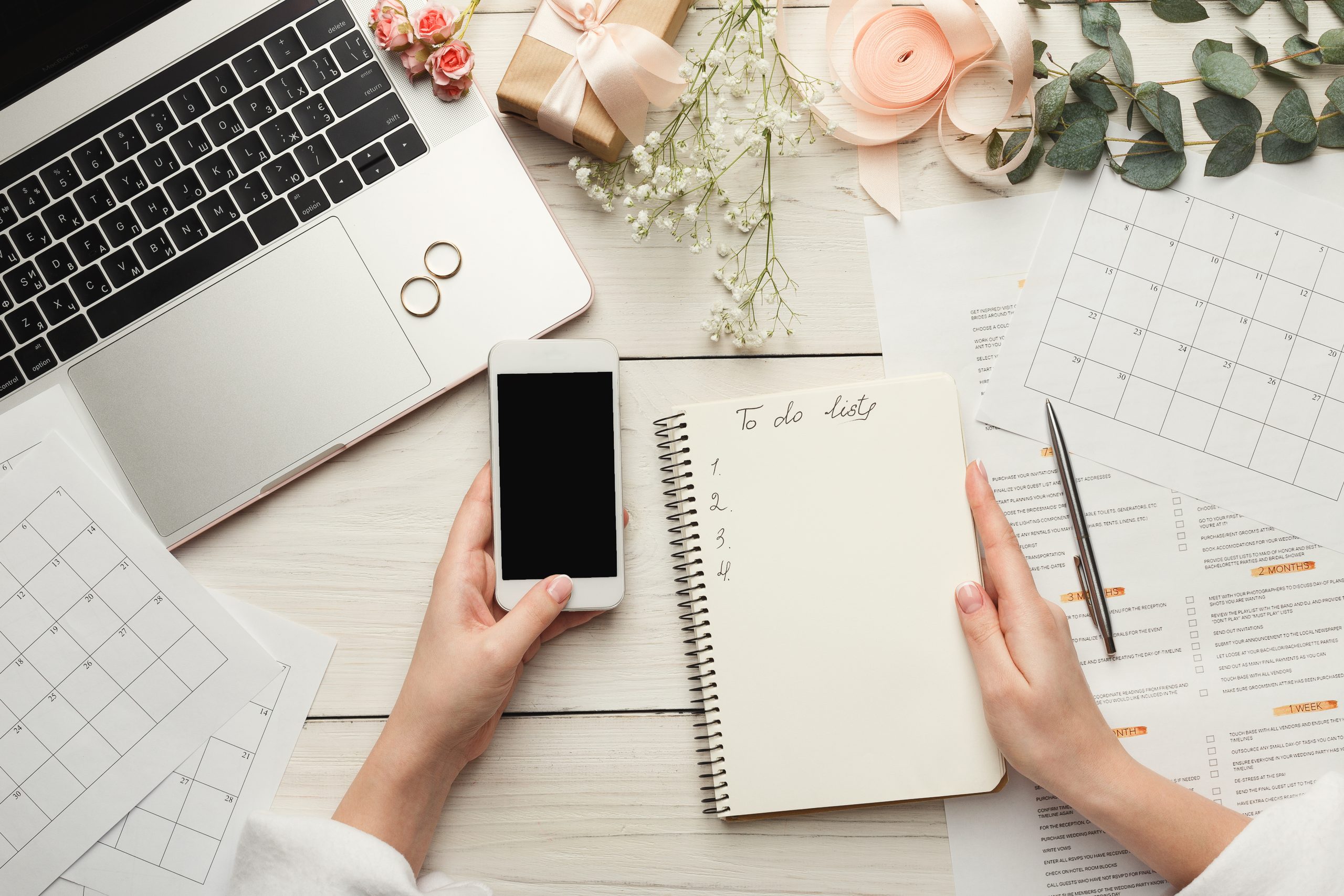 Die Planung einer Hochzeit ist oftmals mit viel Stress verbunden. Wir haben Tipps gesammelt, um diesen Stress zu vermeiden.