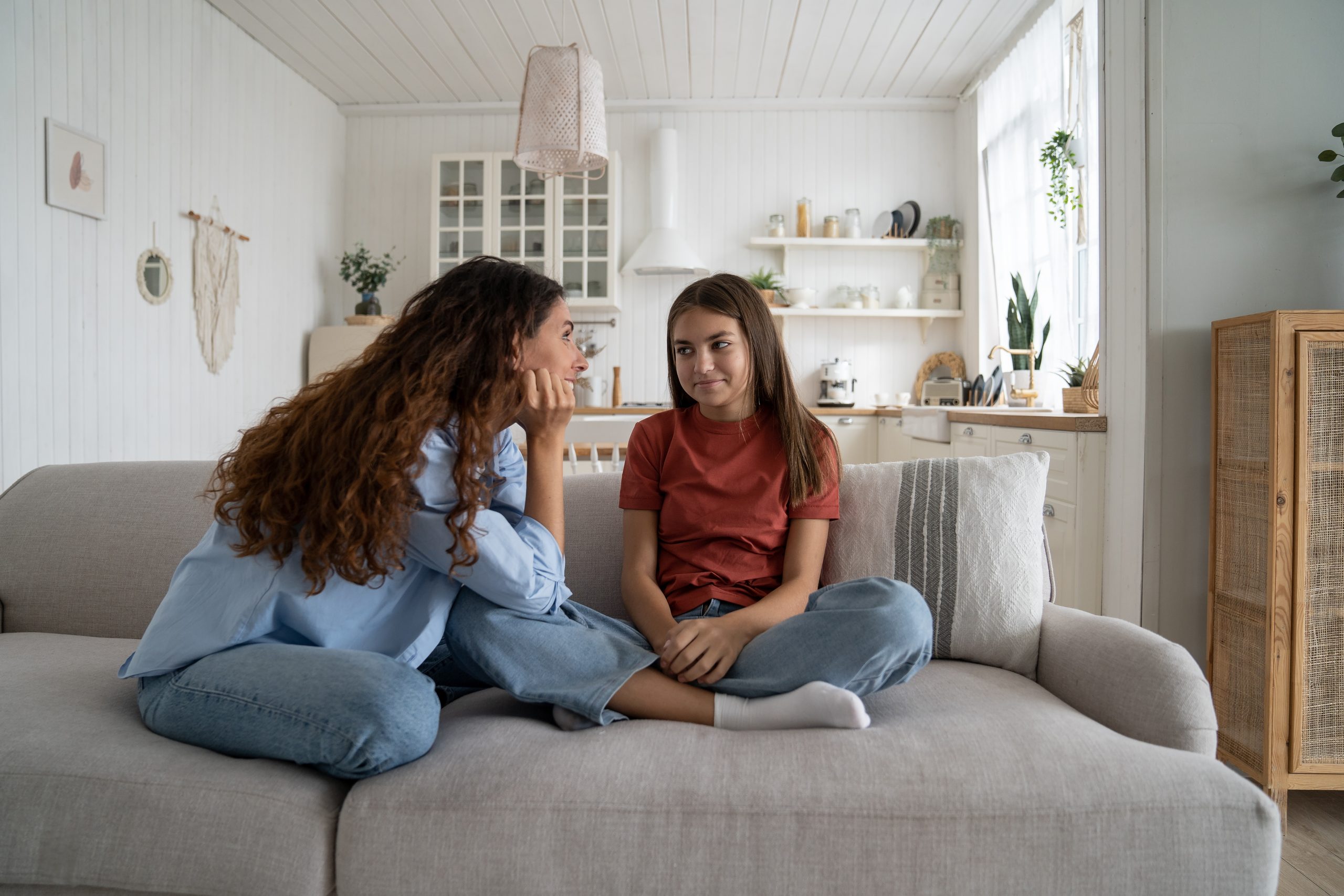 Eine Mutter sucht das Gespräch mit ihrer Tochter im Teenageralter.