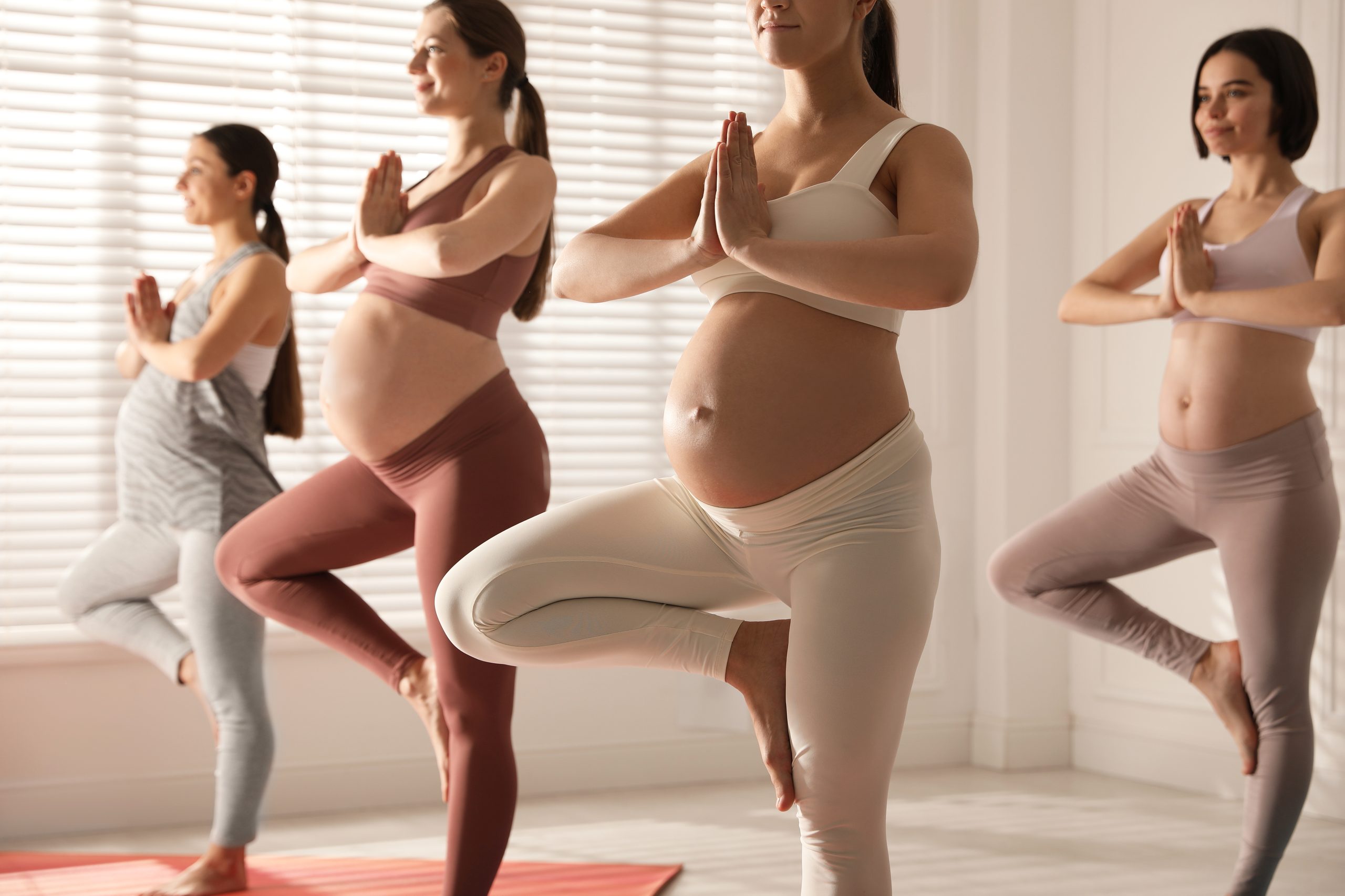 Schwangere Frauen beim Yoga.