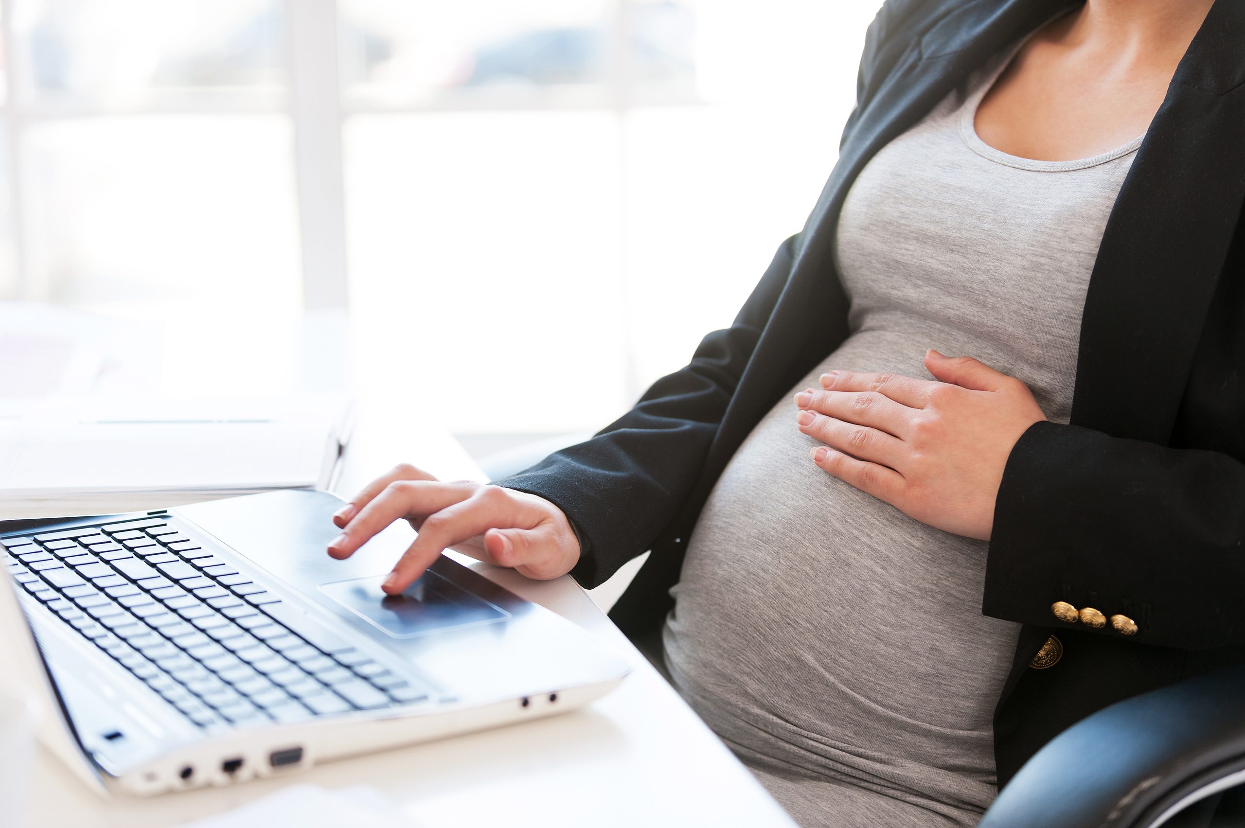 Arbeiten in der Schwangerschaft? An sich möglich, doch der Mutterschutz greift hier mit ein!