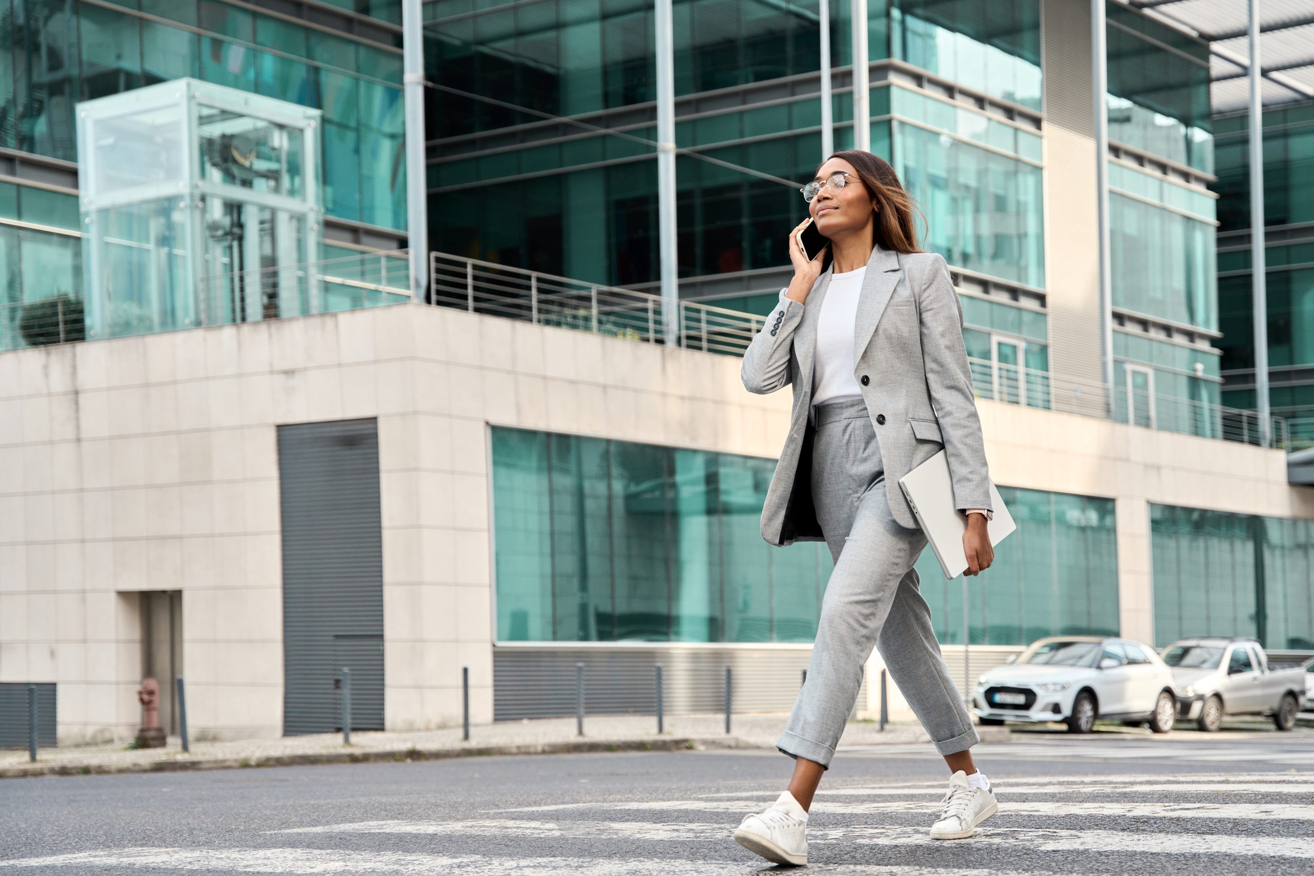 Frau in grauem Business-Look.