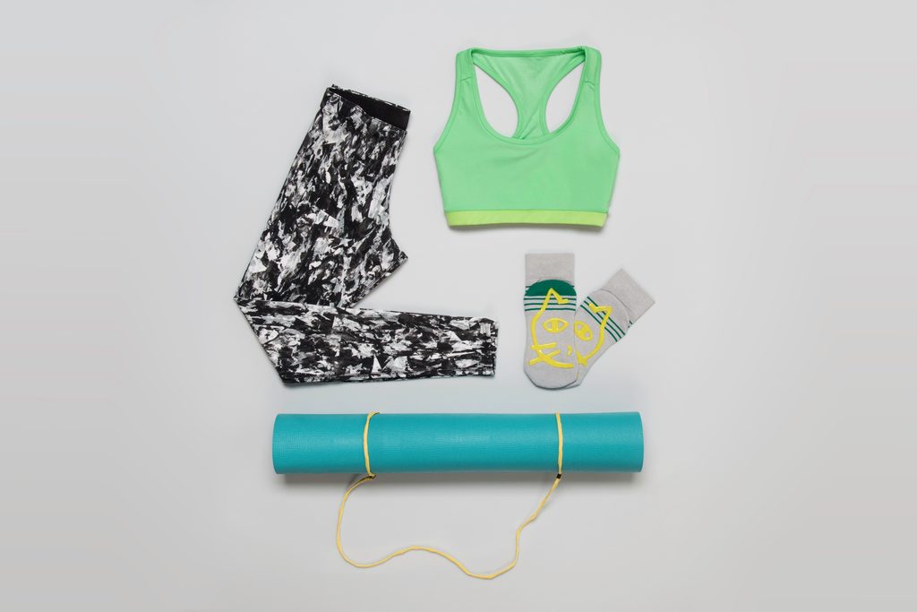 Flatlay eines Yoga-Outfits.