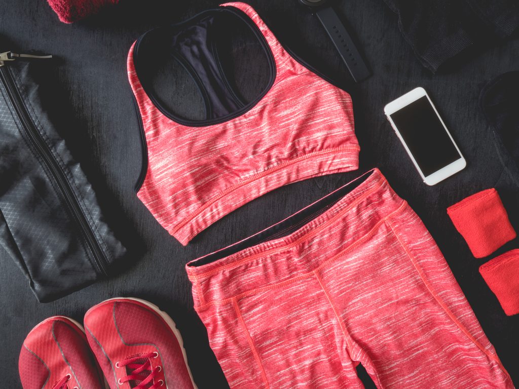 Sportoutfit als Flatlay.