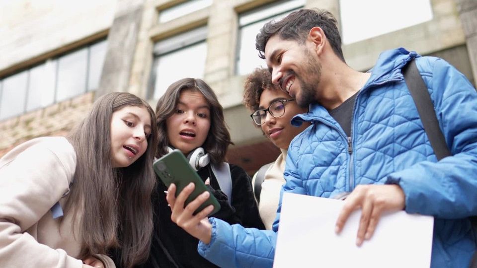 Umfrage: Jugend sieht Chancen und Gefahren durch KI