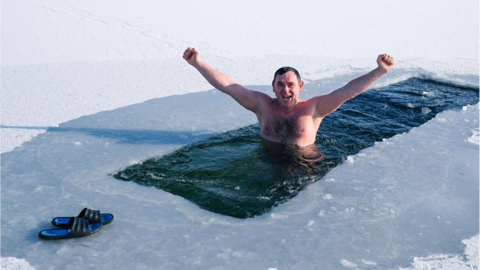 Immunsystem stärken: Was bringen Eisbäder, Kaltduschen & Winterjogging wirklich?