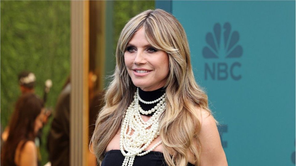 Im Kleinen Schwarzen: Heidi Klum zieht alle Blicke auf sich