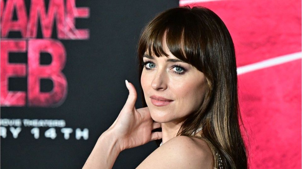 Mega-Dekolleté im Netz-Kleid: Dakota Johnson zieht alle Blicke auf sich