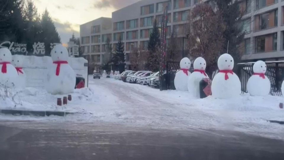 Bizarre Aufnahmen: Hunderte Schneemänner übernehmen Stadt in China