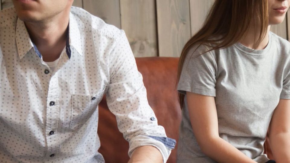 Diese Sternzeichen klammern in Beziehungen