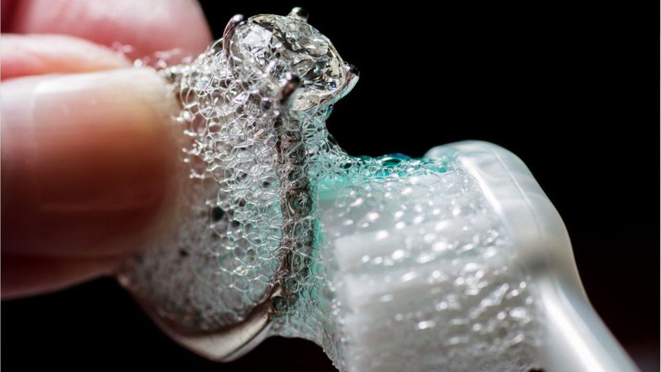 Schmuck reinigen: Mit diesen Hausmitteln glänzt Gold- und Silberschmuck wieder