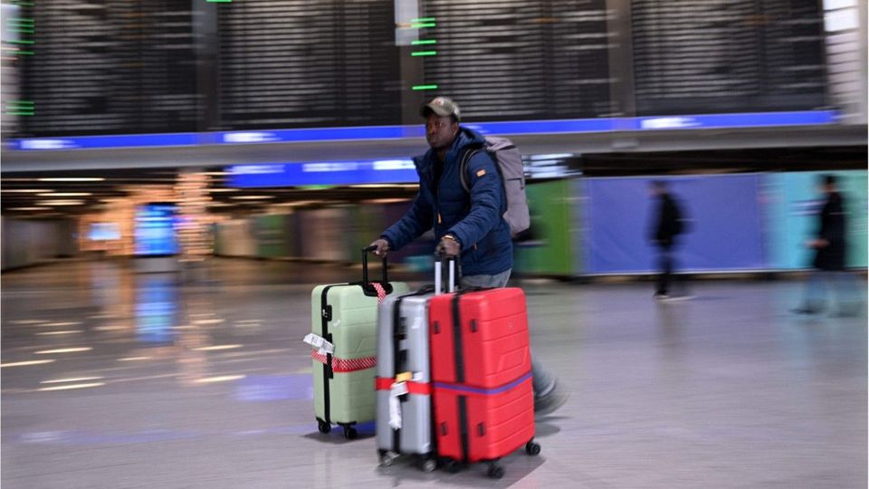 Eisregen legt Frankfurter Flughafen lahm