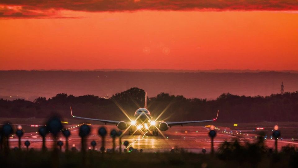 Ex-Flugbegleiterin verrät: Im Flugzeug gibt es diese geheimen Räume